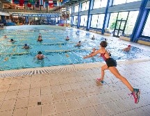 Una instructora dirige una clase en una piscina en un centro deportivo en Roma. AP/A. Medichini