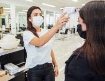 Las sucursales ofrecen el protocolo sanitario de la toma de temperatura y la limpieza de manos con gel antibacterial. EL INFORMADOR / G. Gallo