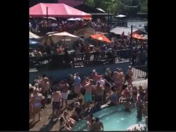 La escena ocurrió el sábado en un bar restaurante a orillas del lago de los Ozarks. ESPECIAL