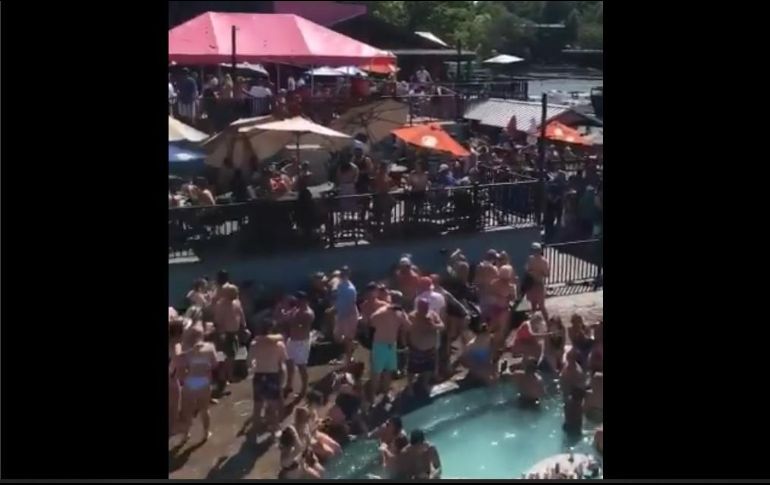 La escena ocurrió el sábado en un bar restaurante a orillas del lago de los Ozarks. ESPECIAL