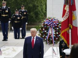 Como es su costumbre, Trump enzabezó las ceremonias sin cubrebocas, y tampoco brindó declaraciones a la prensa. EFE/C. Kleponis