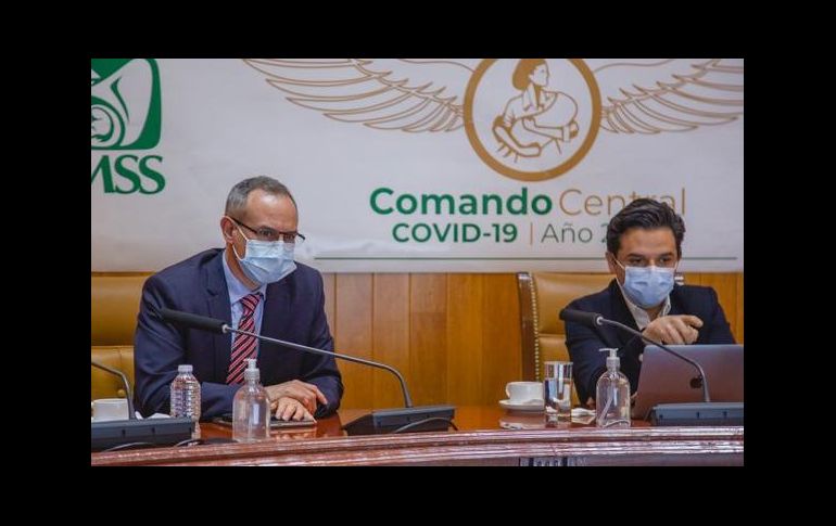 Huho López-Gatell (i) y Zoé Robledo con cubrebocas durante una reunión sobre los protocolos sanitarios a partir del 1 de junio. TWITTER@HLGatell