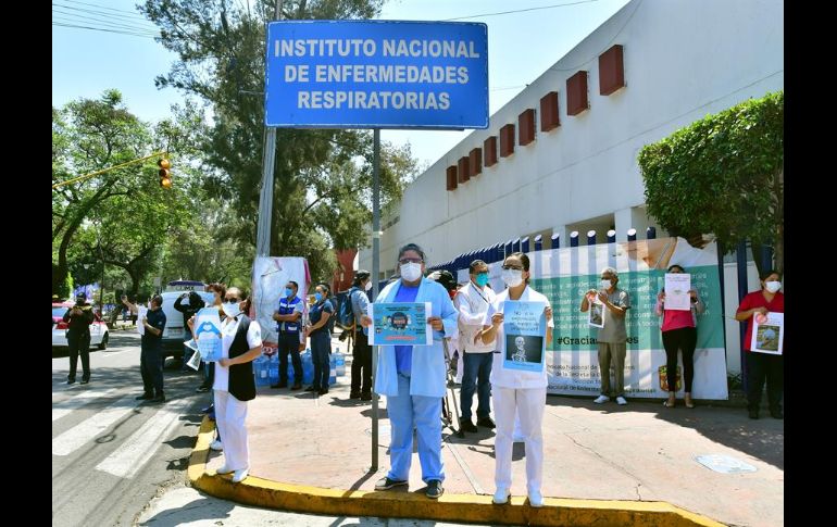 Los manifestantes declaran que se les están entregando batas quirúrgicas de algodón y no desechables. EFE/J. Núñez