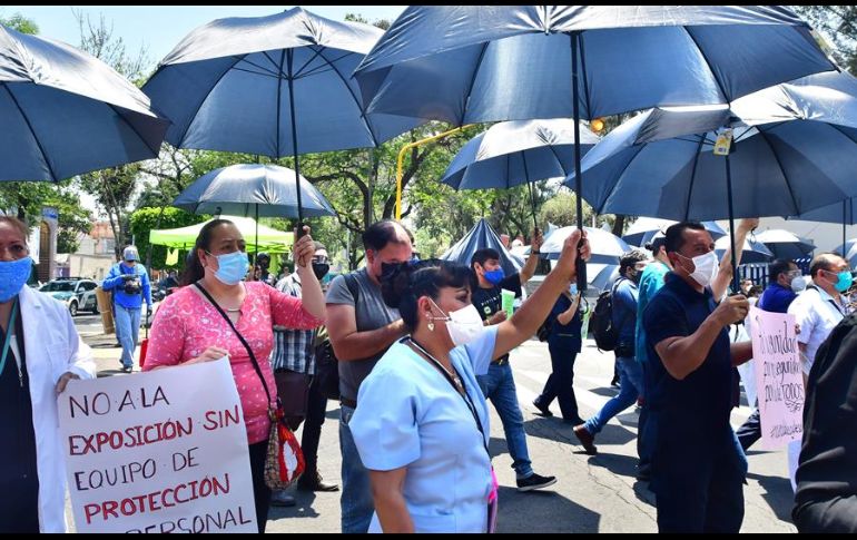 Los manifestantes declaran que se les están entregando batas quirúrgicas de algodón y no desechables. EFE/J. Núñez