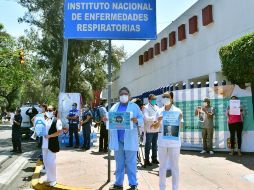 Los manifestantes declaran que se les están entregando batas quirúrgicas de algodón y no desechables. EFE/J. Núñez