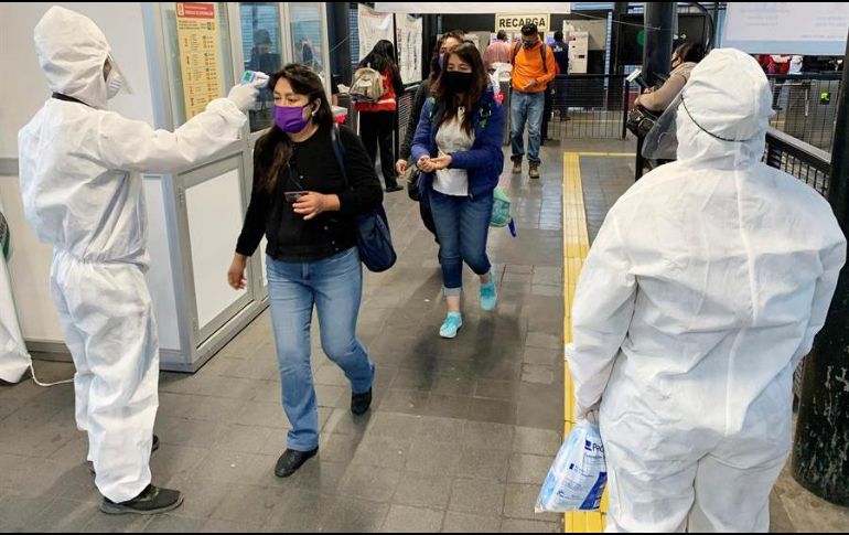Usuarios del Metrobús pasan este lunes por un filtro de seguridad y desinfección, en la Ciudad de México. EFE/J. Pazos