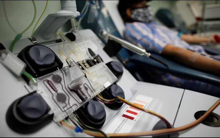Una mujer dona su plasma sanguíneo en el Complejo Hospitalario Doctor Arnulfo Arias Madrid, en Ciudad de Panamá. EFE/B. Velasco