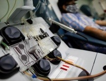 Una mujer dona su plasma sanguíneo en el Complejo Hospitalario Doctor Arnulfo Arias Madrid, en Ciudad de Panamá. EFE/B. Velasco