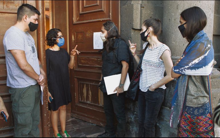 ENTREGA. La titular de la Dirección de Desarrollo Cultural y artístico de la SC, Claudia Reyes (al centro), recibió la carta de solicitudes. EL INFORMADOR• A. Camacho