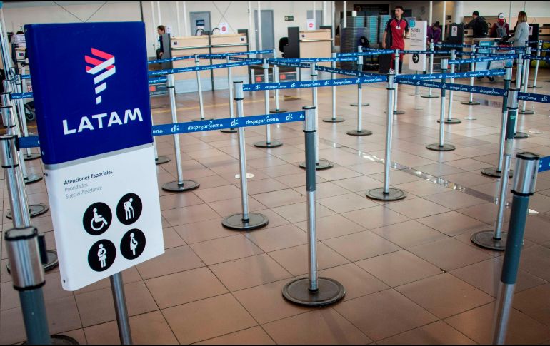 Latam es la mayor operadora de Sudamérica por tráfico de pasajeros; el año pasado operó más de mil 300 vuelos diarios y llevó a 74 millones de pasajeros. AFP / ARCHIVO