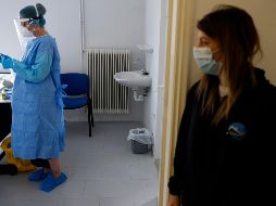 Ebrard Casaubon informa que en España han fallecido tres mexicanos por el coronavirus, dos en Perú, mientras que en Francia y Colombia suman, cada uno, un mexicano muerto. AP / T. Stavrakis