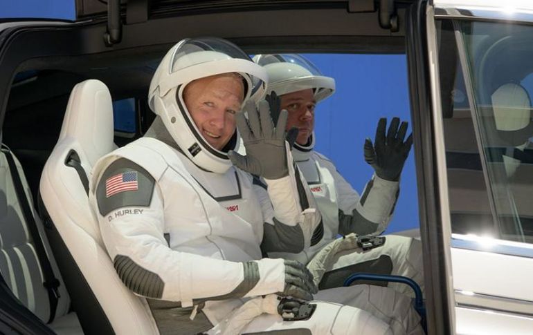Los astronautas viajan en un vehículo Tesla hasta la nave de lanzamiento, como se ve en esta imagen tomada durante uno de los ensayos de la misión. NASA