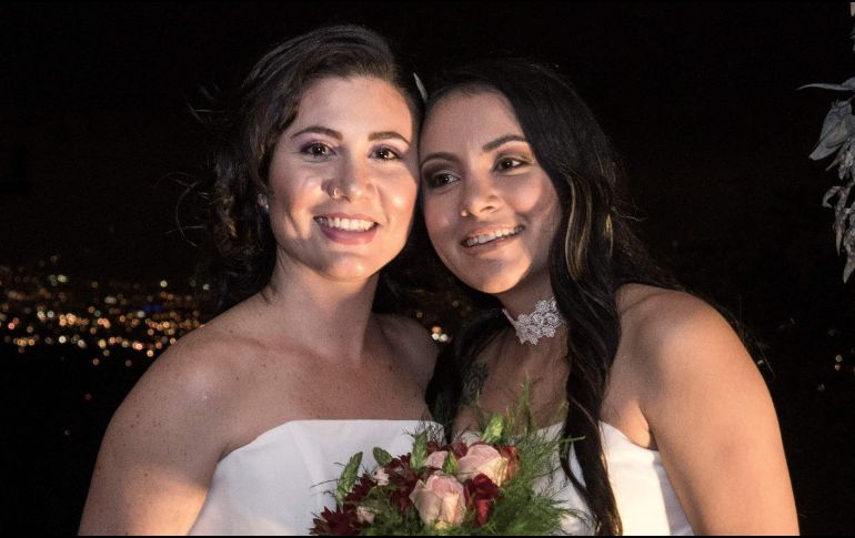 Vestidas de blanco, las dos jóvenes se casaron en la localidad de San Isidro de Heredia, 14 km al noroeste de San José. AFP / E. Becerra