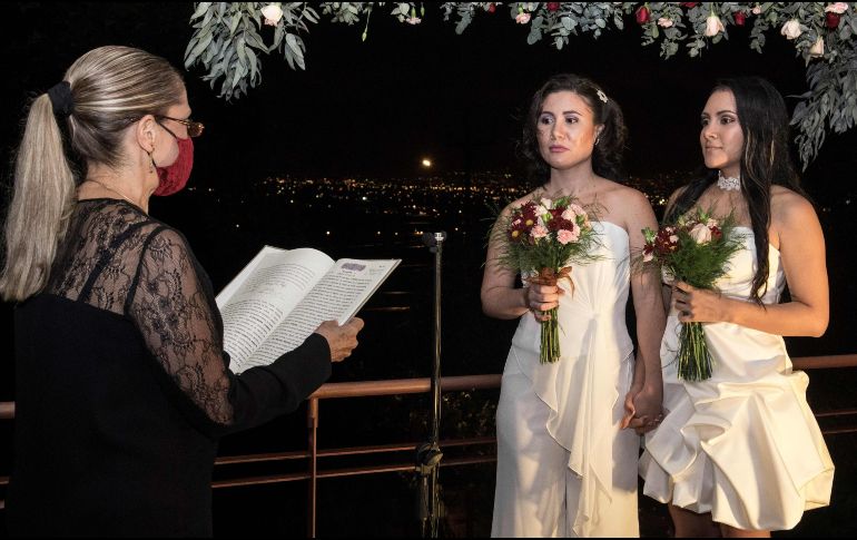 Dunia Araya y Alexandra Quiros se convirtieron en la primera pareja del mismo sexo en contraer matrimonio en Costa Rica. AFP / E. Becerra