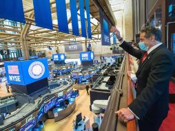 El gobernador Andrew Cuomo saluda a trabajadores después de dar las campanadas de reapertura de la Bolsa de Nueva York. EFE/K. Coughlin-Gobernación de Nueva York