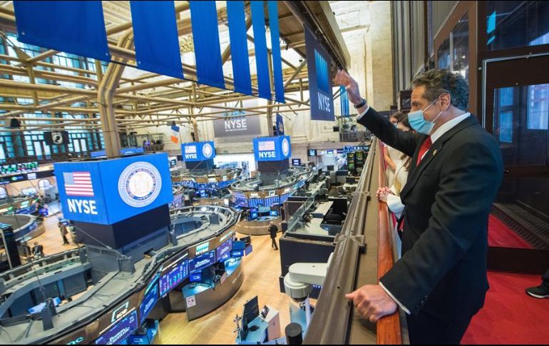 El gobernador Andrew Cuomo saluda a trabajadores después de dar las campanadas de reapertura de la Bolsa de Nueva York. EFE/K. Coughlin-Gobernación de Nueva York