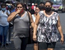 Mujeres caminan por un mercado mientras utilizan tapabocas como medida de prevención ante el COVID-19, en Managua. EFE/J. Torres