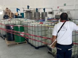 La Fiscalía procedió al aseguramiento de los 6 mil 200 litros de metanol y 21 mil 700 litros de gel. ESPECIAL / Fiscalía del Estado