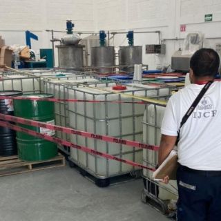Aseguran más de 21 mil litros de gel antibacterial; se presume lo elaboraron con metanol