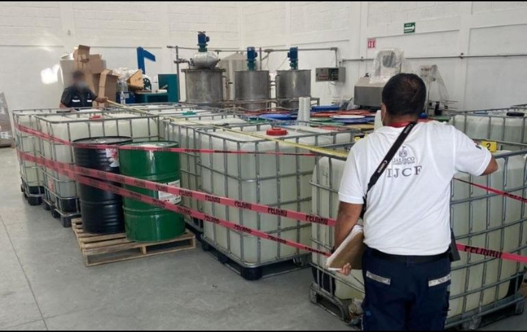 La Fiscalía procedió al aseguramiento de los 6 mil 200 litros de metanol y 21 mil 700 litros de gel. ESPECIAL / Fiscalía del Estado