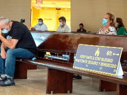 En iglesias de Florida se pide a los feligreses mantenerse separados para evitar contagios. EFE/C. Herrera