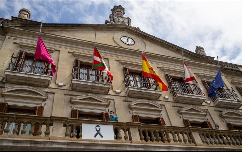 Banderas a media asta y un crespón negro en la balconada del Ayuntamiento de Victoria-Gasteiz al sumarse la ciudad al luto por las víctimas del COVID-19. NTX / I. Berasaluce