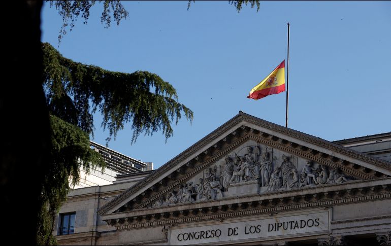 La bandera española ondea a media asta este miércoles en el Congreso; con Pedro Sánchez a la cabeza, el país se somete a las preguntas de la oposición en la sesión de control. EFE / C. Moya