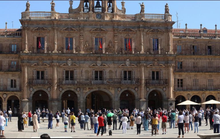 El silencio invade la plaza mayor de Salamanca en luto por los fallecidos por la pandemia de COVID-19. EFE / J. García