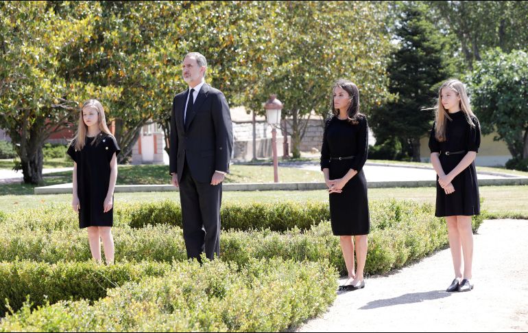 El rey Felipe, la reina Letizia, acompañados de sus hijas, la princesa de Asturias Leonor y la infanta Sofía, durante el minuto de silencio. EFE