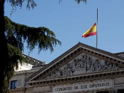 La bandera española ondea a media asta este miércoles en el Congreso; con Pedro Sánchez a la cabeza, el país se somete a las preguntas de la oposición en la sesión de control. EFE / C. Moya