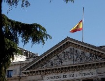 La bandera española ondea a media asta este miércoles en el Congreso; con Pedro Sánchez a la cabeza, el país se somete a las preguntas de la oposición en la sesión de control. EFE / C. Moya