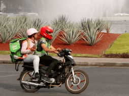 Además, aconseja que una vez recibido los alimentos, hay que lavarse las manos y sacarlos de sus contenedores. EL INFORMADOR / ARCHIVO