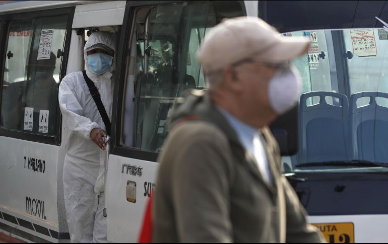 Ahora es investigada por presunta generación de un peligro público, mientras sus vecinos demandan la desinfección no solo de la clínica, sino de toda la cuadra que la alberga, adonde llegaban enfermos de todo Lima. EFE / P. Aguilar