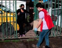 Escoltados por el Ejército, trabajadores municipales en La Pintana han repartido dos mil cajas de las 40 mil previstas. EFE/M. Bernetti
