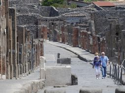 Colleen y Marvin Hewson visitan el sitio arqueológico de Pompeaya, que reabrió al público el martes tras la cuarentena impuesta por el coronavirus. AP/A. Tarantino
