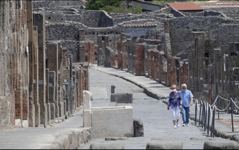 Colleen y Marvin Hewson visitan el sitio arqueológico de Pompeaya, que reabrió al público el martes tras la cuarentena impuesta por el coronavirus. AP/A. Tarantino