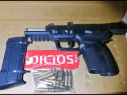 A los detenidos se les confisca un arma de fuego calibre 5.7 con varios tiros útiles. ESPECIAL/Policía de Guadalajara