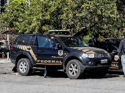 Agentes de la Policía Federal salen de la Asamblea Legislativa de Sao Paulo durante el operativo este miércoles. EFE/S. Moreira