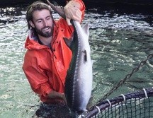 Un trabajador de Sterling Caviar muestra un esturión de su 
