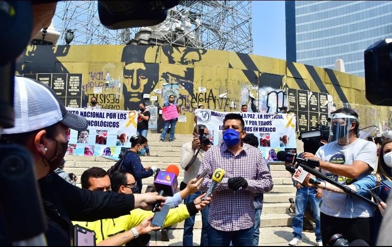 Omar Enrique Hernández, padre de un niño con cáncer, habla con la prensa por los demás padres en la misma situación, durante una manifestación este miércoles en las escalinatas de la columna de la Independencia, en Ciudad de México. EFE/J. Núñez