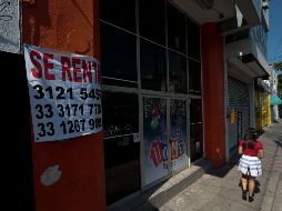 La disminución de ventas por la crisis sanitaria ha hecho que comerciantes de la colonia Santa Tere bajen sus cortinas permanentemente. Al menos 10 negocios detectados por este medio han instalado letreros de renta, venta o traspaso. EL INFORMADOR/F. Atilano