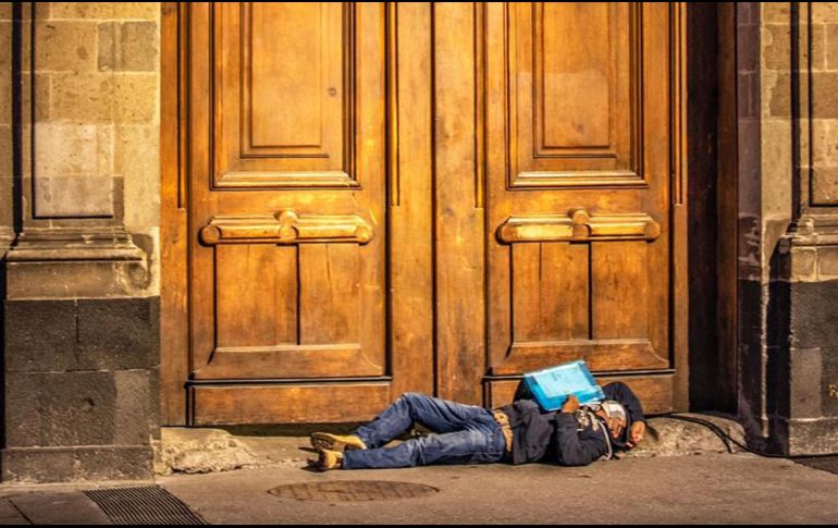 Un vecino del manifestante, y quien lo acompaña en su protesta, señala que desde el 15 de mayo está persona fue diagnostico con COVID-19 y al no tener luz corre en riesgo su vida. SUN / S. Tapia