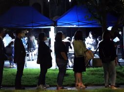 Habitantes hacen fila para que les hagan pruebas de COVID-19 en un parque en Seúl. EFE/EPA/YONHAP