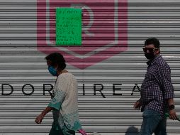 En algunos locales se pueden ver letreros que informan que se sigue atendiendo por otras vías. EL INFORMADOR / F. Atilano