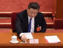 El presidente Xi Jinping emite su voto sobre la ley en el Palacio del Pueblo en Pekín. AFP/N. Asfouri