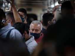 En los vagones todos los asientos van ocupados y los usuarios tienen que sujetarse deben hacerlo a un lado del otro. EL INFORMADOR / F. Atilano