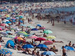 Decenas de personas disfrutan de un caluroso día en la playa de la Fuente, este jueves en Vigo, España. EFE/S. Sas