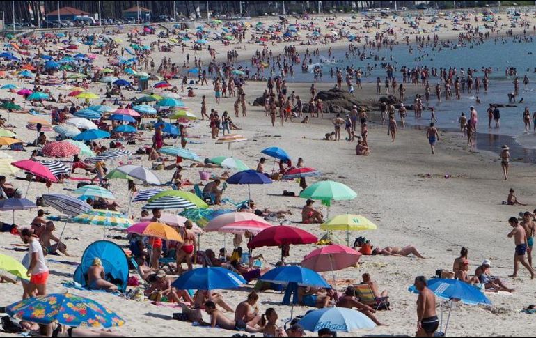 Decenas de personas disfrutan de un caluroso día en la playa de la Fuente, este jueves en Vigo, España. EFE/S. Sas
