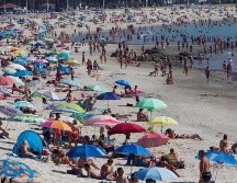 Decenas de personas disfrutan de un caluroso día en la playa de la Fuente, este jueves en Vigo, España. EFE/S. Sas