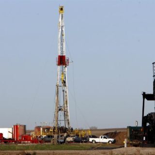 Petróleo cierra al alza a pesar de aumento de stocks de crudo en EU